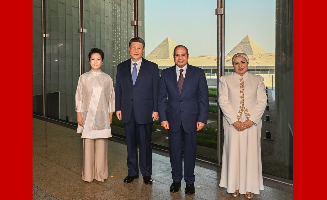 习近平和彭丽媛同埃及总统塞西夫妇共同参观大埃及博物馆